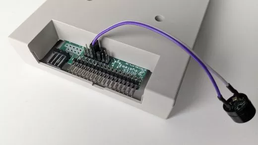 The buzzer must be plugged in with the positive pole facing the floppy port.